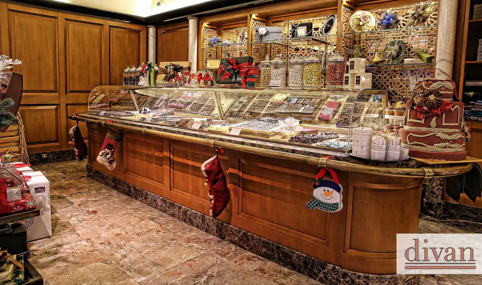 DİVAN PASTANESİ Pasta ve Çikolata Dolabı